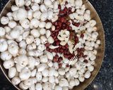 A picture of step 1 of Makhana Cornflakes Shahi Mixture !!.