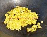 Foto langkah ke 3 dari resep Tumis sawi hijau telur.