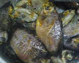 Foto langkah ke 2 dari resep Ikan kapar goreng.
