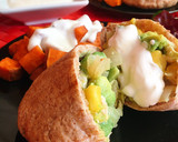 Foto del paso 4 de la receta: Pitas integrales de pollo con mango, aguacate y salsa de yogur