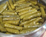 صورة لخطوة 3 من وصفة ورق العنب (الدوالي) بقطع اللحم والصلصة