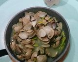 Hình bước làm 3 của món Nghêu (Ngao) nấu bơ rượu