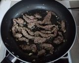 Hình bước làm 2 của món Bò sốt tiêu đen & ớt chuông
