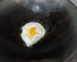 Foto langkah ke 1 dari resep Telor ceplok kecap pedas.