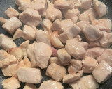 Foto del paso 1 de la receta: Pollo con patatas y pimiento