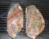 Foto del paso 1 de la receta: Pechuga de pato asada con pimientos del padrón, papa con salsa de carne guisantes y puré de manzana