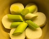 A picture of step 1 of Simmered daikon / Furofuki daikon.