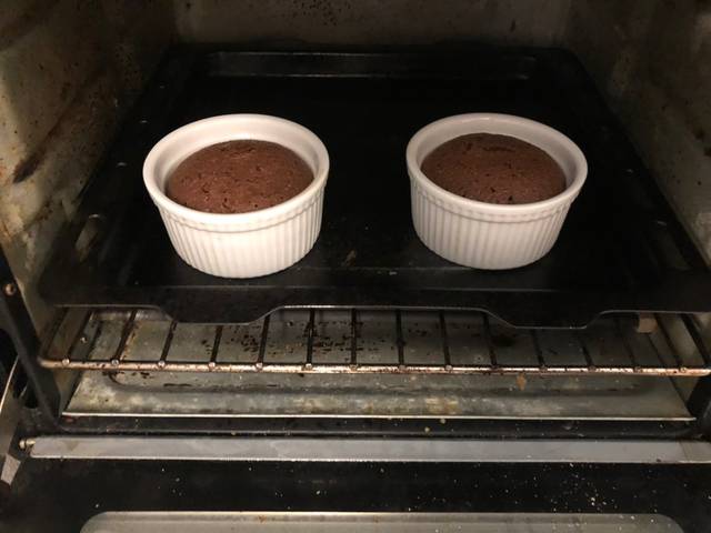 Langkah-langkah untuk membuat Cara membuat Simple Chocolate Lava Mug Cake (Lava Cake Coklat Simple) - hanya 3 bahan dengan takaran sendok