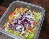 Foto del paso 3 de la receta: Tupper de ensalada con banderilla de pavo, mozzarella y pera