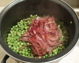 Foto del paso 3 de la receta: Guisantes con cebolla y huevo