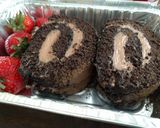 Foto langkah ke 9 dari resep Chocolate Swiss Roll Cake.