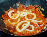 Foto del paso 3 de la receta: Anillas de pota con tomate y... más