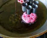 Foto langkah ke 5 dari resep Kembang Goyang/Seroja Warna.