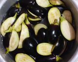 A picture of step 1 of Banarasi Baingan.