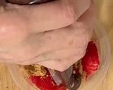 Foto del passaggio 6 della ricetta Fragole con Amaretti e Crema di Cioccolato con Biscotti Digestive