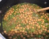 Foto del paso 2 de la receta: Garbanzos con tallitos de espinaca y pimiento 🫑