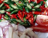 Foto langkah ke 2 dari resep Tumis Cumi Asin Cabe.