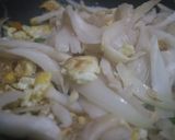 Foto langkah ke 4 dari resep Tumis Jamur Tiram Telur Simple.