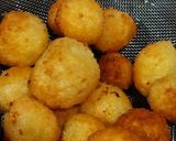 Foto langkah ke 6 dari resep Mashed Potato Balls.
