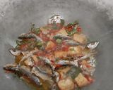 Foto langkah ke 4 dari resep Ikan goreng sambal ranjau.