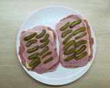 Sajttal - sonkával - uborkával töltött sertéstekercs recept fázis 2 fotója