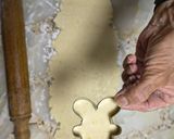 Foto del paso 2 de la receta: Galletas Navideñas De Limón Y Naranjas Con o Sin Tacc / Hombrecito Navideño Para Los Peques
