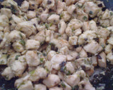 Foto del paso 2 de la receta: Empanadas de Pollo con cebolla de verdeo