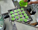 Foto langkah ke 3 dari resep Bolu kukus semangka 🍉.