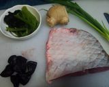 A picture of step 1 of Steamed fish belly.