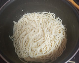 Foto del paso 6 de la receta: Pasta con boloñesa de salchicha con huevos fritos