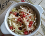 Foto del paso 3 de la receta: Ensalada de repollo con granada y pasas