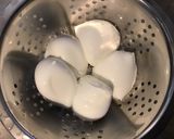Une image de l'étape 2 de Salade de tomates roses à la mozzarella di buffala, persil et crème de balsamique.