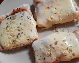 Foto del paso 4 de la receta: Pizzetas económicas de pan cocidas a la plancha