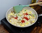 Foto langkah ke 5 dari resep Nasi Goreng Merah Putih.