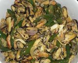 Foto langkah ke 4 dari resep Kerang Cabai Hijau Saos Tiram.