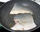 Foto del paso 3 de la receta: Lubina macerada en limón, con ensalada
