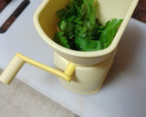 Foto del paso 3 de la receta: Tortilla de papas con cebolla sofrita y perejil picado y ensalada