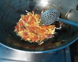 এগ চিকেন চাওমিন(egg chicken chowmin recipe in Bengali) রেসিপি ধাপ - 6 ছবি