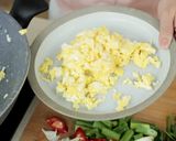 Foto langkah ke 6 dari resep Bihun Goreng Putih Devina Hermawan.