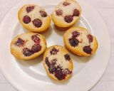 Hình bước làm 8 của món Raspberry Friands (Bánh Friand & Quả Mâm Xôi)