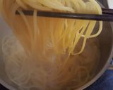 Hình bước làm 1 của món Spaghetti Vẹm xanh nấu với vang trắng và rau củ