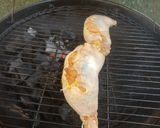 Foto del paso 5 de la receta: Cuarto de pollo deshuesado asado al carbón, relleno de beicon, pimiento y champiñones