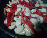 Foto del paso 4 de la receta: Pollo salteado con verduras al jengibre y salsa de ostras