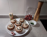 Foto del paso 1 de la receta: Champiñones rellenos de jamón serrano