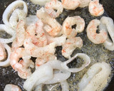Foto del paso 6 de la receta: Sepia con gambas y calamares en salsa de ajo, perejil y coco…con base de arroz blanco