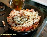 Hình bước làm 7 của món Mì UDon Xào Xúc Xích 소시지볶음 우동