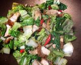 รูปขั้นตอนการทำที่ 4 ของ ผักคอสหมูกรอบบัลซามิกผัดพริกชี้ฟ้าแดดเดียว