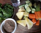 Foto del paso 1 de la receta: Licuado de piña zanahoria, pepino, apio y espinacas