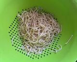 A picture of step 2 of Stir-Fried Noodles with Duck Leg.