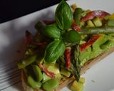 Une image de l'étape 4 de Toast printanier aux fèves, avocat et asperges vertes.